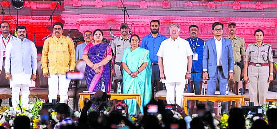 <div class="paragraphs"><p>ಹಂಪಿ ಉತ್ಸವದ ಸಮಾರೋಪ ಸಮಾರಂಭದಲ್ಲಿ ಭಾನುವಾರ ಸಂಜೆ ಶಾಸಕರಾದ ಲತಾ ಮಲ್ಲಿಕಾರ್ಜುನ, ಎಚ್.ಆರ್.ಗವಿಯಪ್ಪ, ಜಿಲ್ಲಾಧಿಕಾರಿ ಕವಿತಾ ಎಸ್.ಮನ್ನಿಕೇರಿ ಮತ್ತು ಇತರ ಅಧಿಕಾರಿಗಳು ಪಾಲ್ಗೊಂಡಿದ್ದರು</p></div>