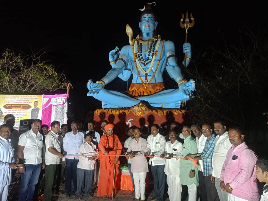 ಗುಳೇದಗುಡ್ಡದ ಬಸವೇಶ್ವರ ನಗರದ ಸಾರ್ವಜನಿಕ ಮುಕ್ತಿಧಾಮದಲ್ಲಿ (ಸ್ಮಶಾನ) 25 ಅಡಿ ಎತ್ತರದ ಧ್ಯಾನಾಸಕ್ತ ಶಿವನ ಪ್ರತಿಮೆಯನ್ನು ಭಾನುವಾರ ರಾತ್ರಿ ಗಣ್ಯರು ಲೋಕಾರ್ಪಣೆಗೊಳಿಸಿದರು 