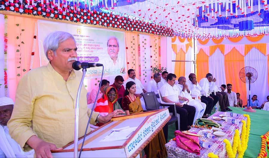 <div class="paragraphs"><p> ಕಲ್ಯಾಣ ಕರ್ನಾಟಕ ಪ್ರದೇಶಾಭಿವೃದ್ದಿ ಯೋಜನೆಯ 2025-26 ನೇ ಸಾಲಿನ 6 ಕೋಟಿ ವೆಚ್ಚದ ಪುರಸಭೆ ವ್ಯಾಪ್ತಿಯ ವಿವಿಧ ವಾರ್ಡಗಳ ಸಿಸಿ ರಸ್ತೆ, ಚರಂಡಿ ಹಾಗೂ ವಿದ್ಯುತ್ತೀಕರಣ ಕಾಮಗಾರಿಗಳಿಗೆ ಜಿಲ್ಲಾ ಉಸ್ತುವಾರಿ ಸಚಿವ ಶರಣಬಸಪ್ಪ ದರ್ಶನಾಪುರ ಅಡಿಗಲ್ಲು ನೆರವೇರಿಸಿ ಮಾತನಾಡಿದರು.</p></div>