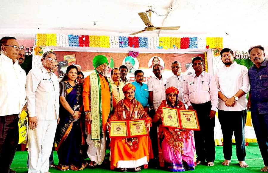 ಬಸವಕಲ್ಯಾಣ ತಾಲ್ಲೂಕಿನ ಹಾರಕೂಡದಲ್ಲಿ ಸೋಮವಾರ ನಡೆದ ಕಾರ್ಯಕ್ರಮದಲ್ಲಿ ಚನ್ನವೀರ ಶಿವಾಚಾರ್ಯರು ಮತ್ತು ದಾಕ್ಷಾಯಣಿ ಅಪ್ಪ ಅವರಿಗೆ ಅವ್ವ ಪ್ರಶಸ್ತಿ ಪ್ರದಾನ ಮಾಡಲಾಯಿತು