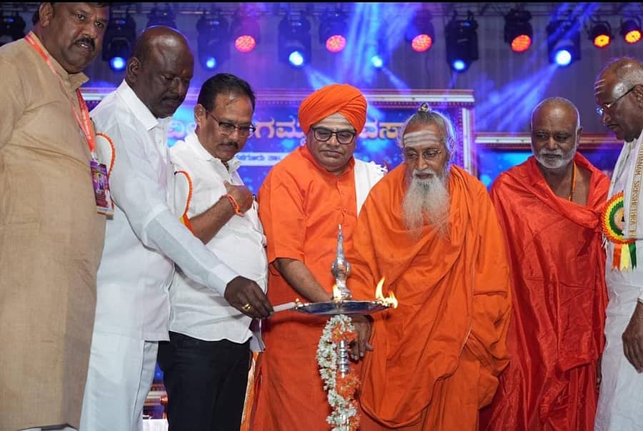 ಹಟ್ಟಿ ಸಮೀಪದ ಗೆಜ್ಜಲಗಟ್ಟಾ ಗ್ರಾಮದಲ್ಲಿ ನಡೆದ ಧರ್ಮ ಸಭೆಯಲ್ಲಿ ಗಣ್ಯರು ಜ್ಯೋತಿ ಬೆಳಗುವುದರ ಮೂಲಕ ಕಾರ್ಯಕ್ರಮಕ್ಕೆ ಚಾಲನೆ ನೀಡಿದರು.