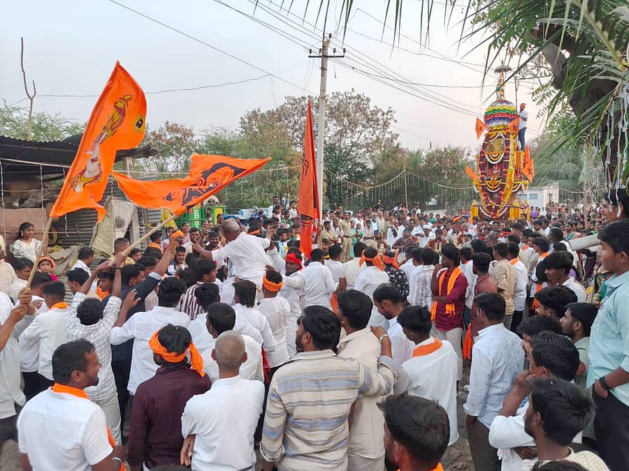 <div class="paragraphs"><p>ಸಿಂಧನೂರು ತಾಲ್ಲೂಕಿನ ಹತ್ತಿಗುಡ್ಡ ಗ್ರಾಮದಲ್ಲ ಸೋಮವಾರ ಬಿಲ್ವಪತ್ರೆ ಬಸವೇಶ್ವರ ಜಾತ್ರಾ ಮಹೋತ್ಸವವು ವಿಜೃಂಭಣೆಯಿಂದ ಜರುಗಿತು.</p></div>