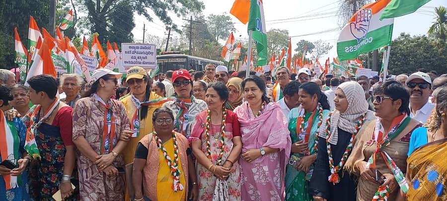 ಜಿಲ್ಲೆಯ ವಿವಿಧೆಡೆಗಳಿಂದ ಪಾದಯಾತ್ರೆಯಲ್ಲಿ ಭಾಗವಹಿಸಿದ್ದ ಕಾಂಗ್ರೆಸ್ ಮುಖಂಡರು ಹಾಗೂ ಕಾರ್ಯಕರ್ತರು