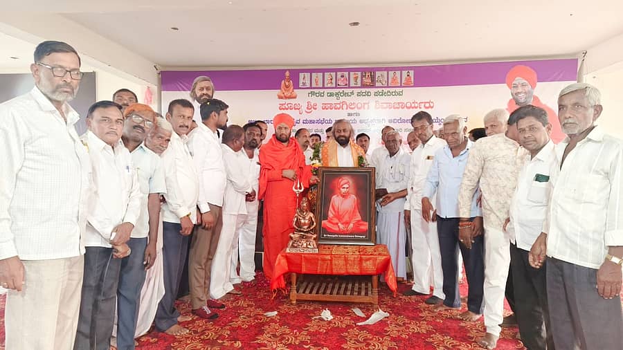 ಭಾಲ್ಕಿ ತಾಲ್ಲೂಕಿನ ಹಲಬರ್ಗಾ ಗ್ರಾಮದ ರಾಚೋಟೇಶ್ವರ ಸಂಸ್ಥಾನ ಮಠದಲ್ಲಿ ಅಖಿಲ ಭಾರತ ವೀರಶೈವ ಲಿಂಗಾಯತ ಮಹಾಸಭಾದ ರಾಷ್ಟ್ರೀಯ ಅಧ್ಯಕ್ಷ ಈಶ್ವರ ಖಂಡ್ರೆ ಅವರನ್ನು ಸನ್ಮಾನಿಸಲಾಯಿತು. ಮಠದ ಪೀಠಾಧಿಪತಿ ಹಾವಗಿಲಿಂಗೇಶ್ವರ ಶಿವಾಚಾರ್ಯರು, ಗ್ರಾಮಸ್ಥರು ಇದ್ದರು