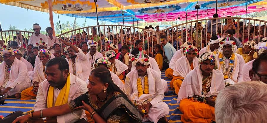 <div class="paragraphs"><p>ಗಂಗಾವತಿ ನಗರದ ಹೊಸಳ್ಳಿ ಗ್ರಾಮದಲ್ಲಿ ಭಾನುವಾರ ಶ್ರೀ ಶಿವಸಿದ್ಧ ಬೀರಲಿಂಗೇಶ್ವರ ದೇವಸ್ಥಾನದ ಜಾತ್ರಾ ಮಹೋತ್ಸವದ ನಿಮಿತ್ತ ಸಾಮೂಹಿಕ ವಿವಾಹಗಳು ಜರುಗಿದವು.</p></div>