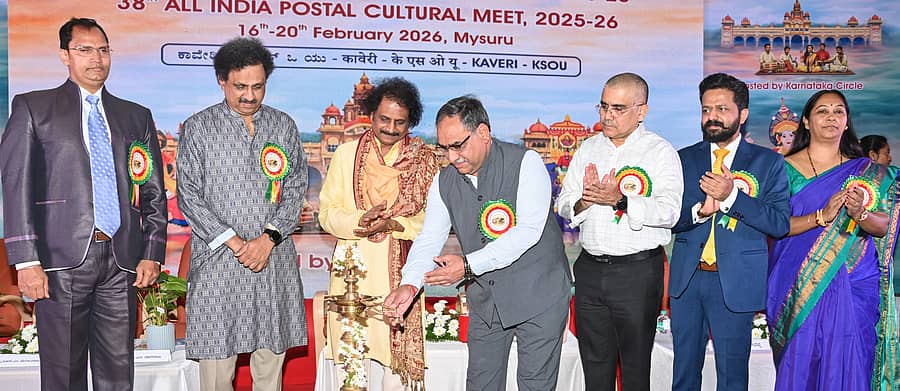 ಮೈಸೂರಿನ ಕರ್ನಾಟಕ ರಾಜ್ಯ ಮುಕ್ತ ವಿಶ್ವವಿದ್ಯಾಲಯದ ಕಾವೇರಿ ಸಭಾಂಗಣದಲ್ಲಿ ಅಂಚೆ ಇಲಾಖೆಯು ಸೋಮವಾರದಿಂದ ಆಯೋಜಿಸಿರುವ 38ನೇ ಅಖಿಲ ಭಾರತೀಯ ಅಂಚೆ ಸಾಂಸ್ಕೃತಿಕ ಸಮ್ಮೇಳನವನ್ನು ಜಿತೇಂದ್ರ ಗುಪ್ತಾ ಉದ್ಘಾಟಿಸಿದರು ಪ್ರಜಾವಾಣಿ ಚಿತ್ರ