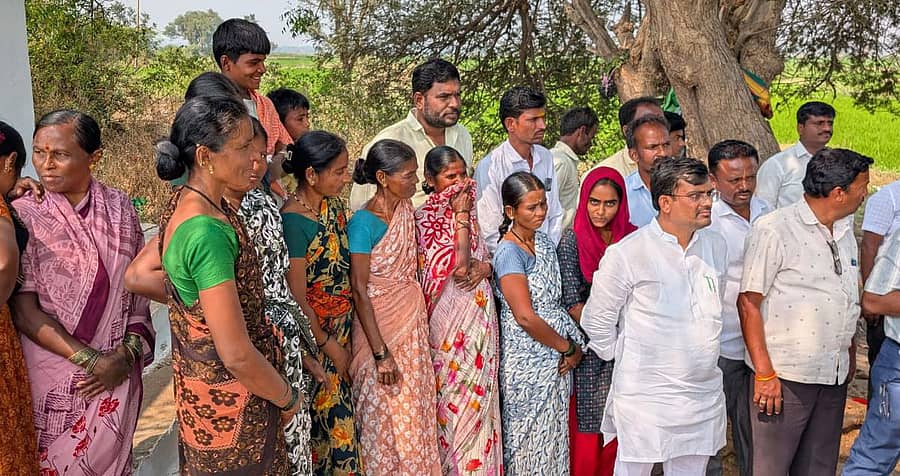 ಮುಂಡರಗಿ ತಾಲ್ಲೂಕಿನ ಶಿಂಗಟಾಲೂರ ಗ್ರಾಮದ ರಾಮಲಿಂಗೇಶ್ವರ ದೇವಾಲಯಕ್ಕೆ ಶಾಸಕ ಡಾ.ಚಂದ್ರು ಲಮಾಣಿ ಭೇಟಿ ನೀಡಿ ಗ್ರಾಮಸ್ಥರೊಂದಿಗೆ ಚರ್ಚಿಸಿದರು