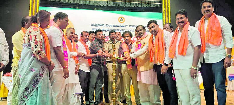 <div class="paragraphs"><p>ರಾಯಚೂರಿನ ಪಂಡಿತ ಸಿದ್ಧರಾಮ ಜಂಬಲದಿನ್ನಿ ರಂಗಮಂದಿರದಲ್ಲಿ ಭಾನುವಾರ ಆಯೋಜಿಸಿದ್ದ ಸಂತ ಸೇವಾಲಾಲ್ ಕಾರ್ಯಕ್ರಮವನ್ನು ಸಹಾಯಕ ಆಯುಕ್ತ ಹಂಪಣ್ಣ ಸಜ್ಜನ ಉದ್ಘಾಟಿಸಿದರು</p><p><br></p></div>