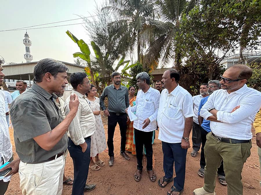 ಸರ್ವಿಸ್ ರಸ್ತೆ ಕಾಮಗಾರಿ ಪರಿಶೀಲಿಸಿದ ಸಂಸದ ಕೋಟ ಶ್ರೀನಿವಾಸ ಪೂಜಾರಿ ಅಧಿಕಾರಿಗಳೊಂದಿಗೆ ಚರ್ಚಿಸಿದರು