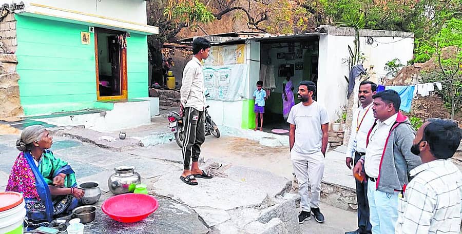 <div class="paragraphs"><p>ಮಾನ್ವಿ ತಾಲ್ಲೂಕಿನ ಮದ್ಲಾಪುರ ಗ್ರಾಮದಲ್ಲಿ ಶನಿವಾರ ಬೆಳಿಗ್ಗೆ ತಹಶೀಲ್ದಾರ್ ಭೀಮರಾಯ ಬಿ.ರಾಮಸಮುದ್ರ ಎಸ್‌ಎಸ್‌ಎಲ್‌ಸಿ ವಿದ್ಯಾರ್ಥಿಯ ಮನೆಗೆ ಭೇಟಿ ನೀಡಿ ಚರ್ಚಿಸಿದರು</p></div>