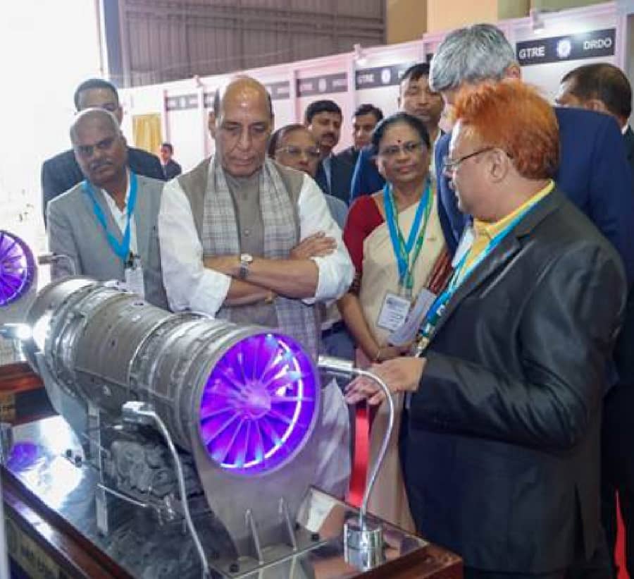 ನಗರದ ಡಿಆರ್‌ಡಿಒದ ಗ್ಯಾಸ್ ಟರ್ಬೈನ್ ಸಂಶೋಧನಾ ಸಂಸ್ಥೆಗೆ (ಜಿಟಿಆರ್‌ಇ) ಭೇಟಿ ನೀಡಿದ ರಕ್ಷಣಾ ಸಚಿವ ರಾಜನಾಥ್‌ ಸಿಂಗ್‌ ಅವರು ದೇಶೀಯ ಮಿಲಿಟರಿ ಅನಿಲ ಟರ್ಬೈನ್ ಎಂಜಿನ್ ಪರಿಶೀಲಿಸಿದರು.
