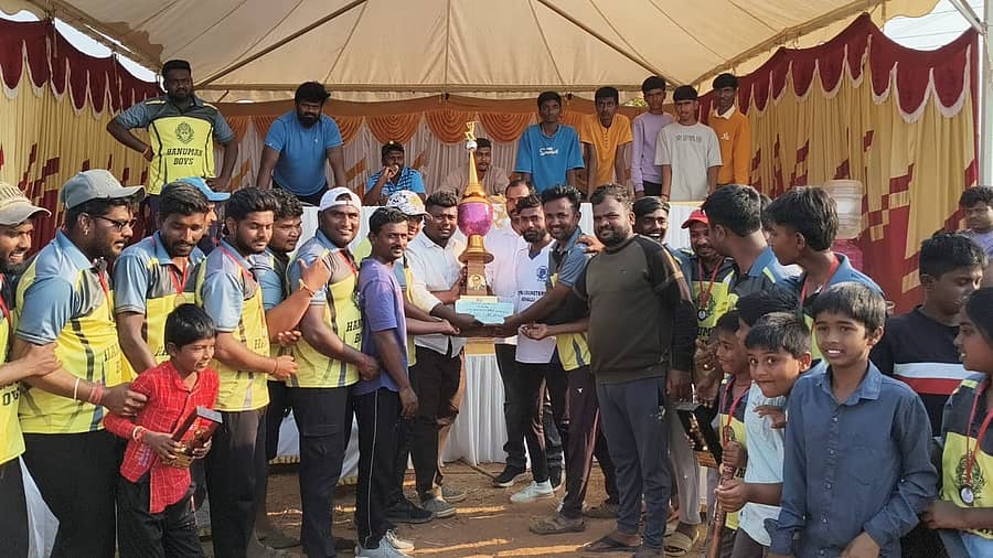 ಇಂಡ್ಲವಾಡಿ ಗ್ರಾಪಂ ಕ್ರಿಕೆಟ್ ಕಪ್ ಪಂದ್ಯಾವಳಿಯಲ್ಲಿ ಜಯ ಸಾಧಿಸಿದ ಬಸವನಪುರ ತಂಡವು ಟ್ರೋಫಿ ಸ್ವೀಕರಿಸಿತು