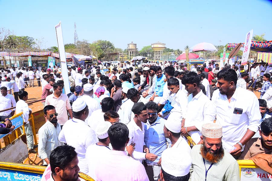 ಹಾವೇರಿ ಅಂಜುಮನ್–ಎ–ಇಸ್ಲಾಂ ಸಂಸ್ಥೆಯ ಪದಾಧಿಕಾರಿಗಳ ಚುನಾವಣೆ ನಡೆದ ಮುನ್ಸಿಪಲ್ ಹೈಸ್ಕೂಲ್ ಮೈದಾನದಲ್ಲಿ ಭಾನುವಾರ ಸೇರಿದ್ದ ಮತದಾರರು