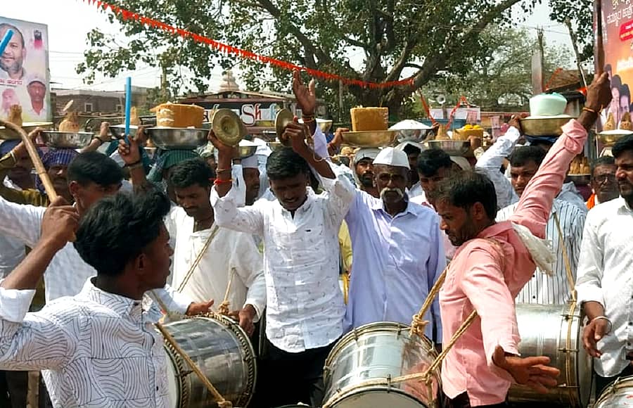 ಬಸವಕಲ್ಯಾಣ ತಾಲ್ಲೂಕಿನ ಇಲ್ಲಾಳ ಗ್ರಾಮದಲ್ಲಿ ಶರಣ ಬಮ್ಮಯ್ಯ ಜಾತ್ರೆ ಅಂಗವಾಗಿ ಸೋಮವಾರ ಭಕ್ತರಿಂದ ಮೆರವಣಿಗೆ ಮೂಲಕ ದೇವಸ್ಥಾನಕ್ಕೆ ಬೆಲ್ಲ ಒಯ್ಯಲಾಯಿತು