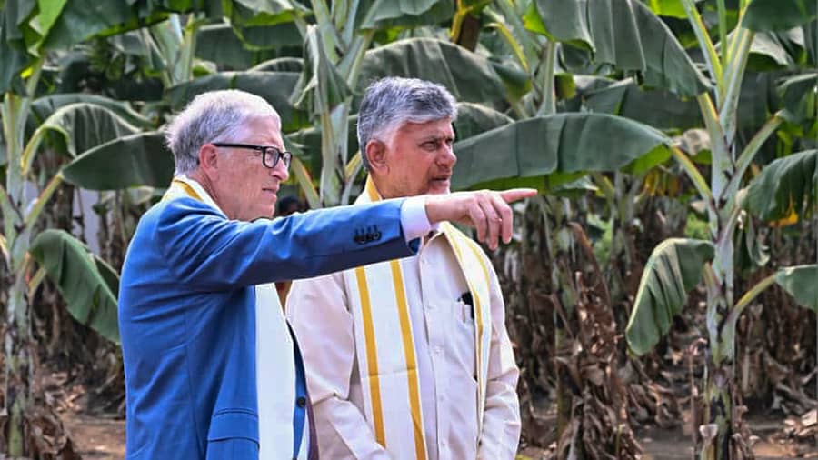 ಆಂಧ್ರಪ್ರದೇಶದ ಉಂಡವಲ್ಲಿ ಗ್ರಾಮದಲ್ಲಿ ಡ್ರೋನ್‌ ಬಳಸಿ ಕೃಷಿ ಚಟುವಟಿಕೆ ನಡೆಸುತ್ತಿರುವ ಬಾಳೆತೋಟವನ್ನು ಆಂಧ್ರಪ್ರದೇಶ ಮುಖ್ಯಮಂತ್ರಿ ಎನ್‌.ಚಂದ್ರಬಾಬು ನಾಯ್ಡು ಹಾಗೂ ಮೈಕ್ರೋಸಾಫ್ಟ್‌ ಸಂಸ್ಥಾಪಕ ಬಿಲ್‌ಗೇಟ್ಸ್‌ ಜೊತೆಗೂಡಿ ವೀಕ್ಷಿಸಿದರು– ಪಿಟಿಐ ಚಿತ್ರ