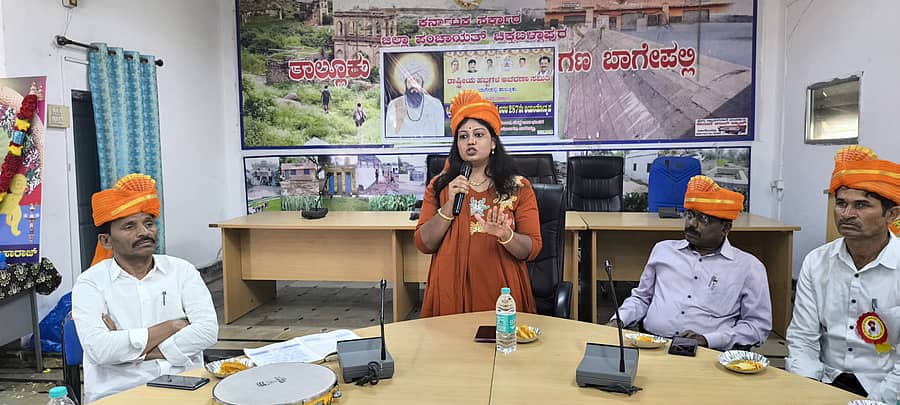 ಬಾಗೇಪಲ್ಲಿ ತಾಲ್ಲೂಕು ಪಂಚಾಯಿತಿ ಸಭಾಂಗಣದಲ್ಲಿ ರಾಷ್ಟ್ರೀಯ ಹಬ್ಬಗಳ ಆಚರಣಾ ಸಮಿತಿಯಿಂದ ಹಮ್ಮಿಕೊಂಡಿದ್ದ 287ನೇ ಸಂತ ಸೇವಾಲಾಲ್ ಜಯಂತಿ ಕಾರ್ಯಕ್ರಮದಲ್ಲಿ ತಹಶೀಲ್ದಾರ್ ಮನೀಷಾ ಎನ್. ಪತ್ರಿ ಮಾತನಾಡಿದರು 