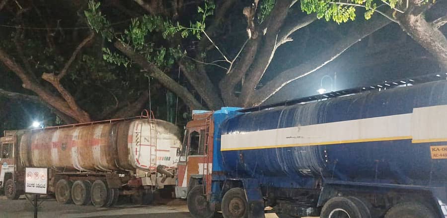 ತುಮಕೂರಿನಲ್ಲಿ ಮಂಗಳವಾರ ಬೆಳಗಿನ ಜಾವ ವಶಕ್ಕೆ ಪಡೆದ ಕ್ಯಾಂಟರ್‌ಗಳು