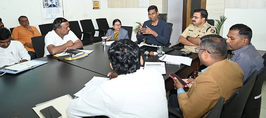 ವಿಜಯಪುರ ನಗರದ ಜಿಲ್ಲಾಧಿಕಾರಿ ಕಚೇರಿ ಸಭಾಂಗಣದಲ್ಲಿ ಮಂಗಳವಾರ ನಡೆದ ಮಹಿಳಾ ಸಾಂಸ್ಕೃತಿಕ ಉತ್ಸವದ ಪೂರ್ವಭಾವಿ ಸಭೆಯಲ್ಲಿ ಜಿಲ್ಲಾಧಿಕಾರಿ ಡಾ.ಆನಂದ ಕೆ. ಮಾತನಾಡಿದರು