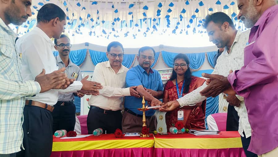 ಶ್ರೀರಂಗಪಟ್ಟಣ ತಾಲ್ಲೂಕಿನ ಚಂದಗಾಲು ಗ್ರಾಮದಲ್ಲಿ ಮೈಸೂರಿನ ಕೇಂದ್ರ ರೇಷ್ಮೆ ಮಂಡಳಿ ಹಾಗೂ ರೇಷ್ಮೆ ಇಲಾಖೆ ವತಿಯಿಂದ ಮಂಗಳವಾರ ಏರ್ಪಡಿಸಿದ್ದ ದ್ವಿತಳಿ ರೇಷ್ಮೆ ಬೆಳೆ ಕ್ಷೇತ್ರೋತ್ಸವವನ್ನು ಮೈಸೂರಿನ ರೇಷ್ಮೆ ಸಂಶೋಧನೆ ಮತ್ತು ತರಬೇತಿ ಸಂಸ್ಥೆಯ ಪ್ರಭಾರ ನಿರ್ದೇಶಕ ಪ್ರೊ. ದಯಾನಂದ್ ಉದ್ಘಾಟಿಸಿದರು