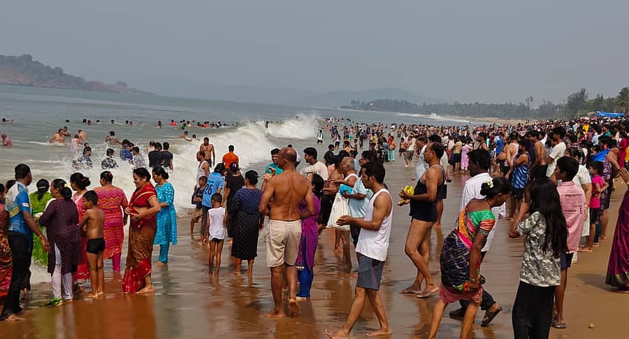 ಶಿವರಾತ್ರಿ ಅಮಾವಾಸ್ಯೆ ಅಂಗವಾಗಿ ಕಾರವಾರ ತಾಲ್ಲೂಕಿನ ಮಾಜಾಳಿಯ ಕಡಲತೀರದಲ್ಲಿ ಸಮುದ್ರ ಸ್ನಾನಕ್ಕೆ ನೂರಾರು ಜನರು ಸೇರಿದ್ದರು.