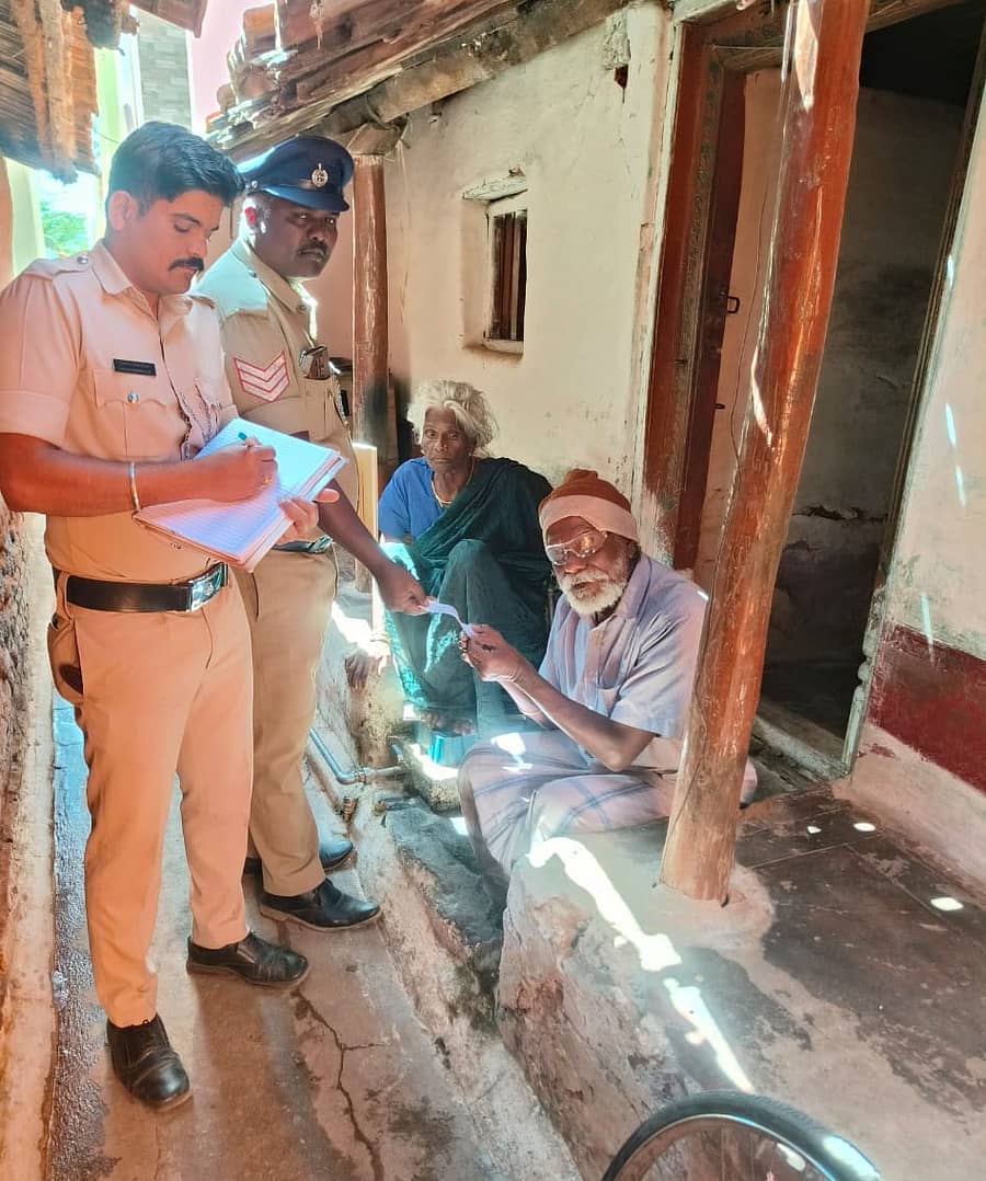 ಆಸರೆ ಯೋಜನೆಯಡಿ ಒಂಟಿ ಹಿರಿಯ ನಾಗರಿಕರ ಮನೆಗಳಿಗೆ ತೆರಳಿ ಪರಿಶೀಲನೆ ನಡೆಸುತ್ತಿರುವ ಪೊಲೀಸ್ ಸಿಬ್ಬಂದಿ 