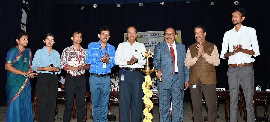 ಮೈಸೂರಿನ ಜೆಎಸ್‌ಎಸ್ ಕಾಲೇಜಿನಲ್ಲಿ ಮಂಗಳವಾರ ಆಯೋಜಿಸಿದ್ದ ಕಾರ್ಯಾಗಾರವನ್ನು ವಿಶ್ರಾಂತ ಕುಲಪತಿ ಜಿ. ಹೇಮಂತ್ ಕುಮಾರ್ ಉದ್ಘಾಟಿಸಿದರು. ಪ್ರೊ. ಬಿ.ವಿ. ಸಾಂಬಶಿವಯ್ಯ, ಎಂ. ಪ್ರಭು, ವಿದ್ಯಾಶಂಕರ, ಎಚ್‌.ಪಿ. ಪೂರ್ಣಪ್ರಕಾಶ್‌, ಎಲ್‌.ಎನ್. ಶುಭಾ ಜೊತೆಗಿದ್ದರು