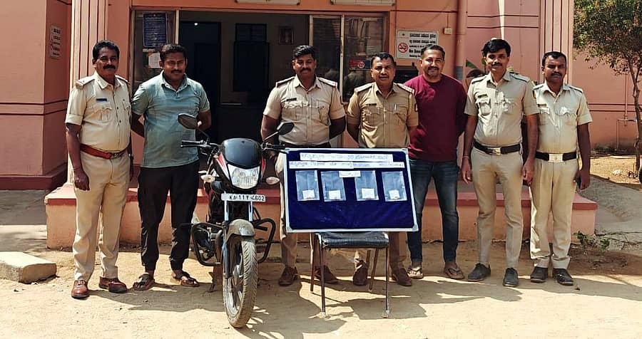 ಆರೋಪಿಗಳಿಂದ ವಶಪಡಿಸಿಕೊಂಡ ಲಕ್ಷಾಂತರ ರೂ ಮೌಲ್ಯದ ಚಿನ್ನಾಭರಣ ಹಾಗೂ ಬೈಕ್ ನೊಂದಿಗೆ ಚನ್ನಪಟ್ಟಣ ಗ್ರಾಮಾಂತರ ಠಾಣೆ ಪೊಲೀಸರು