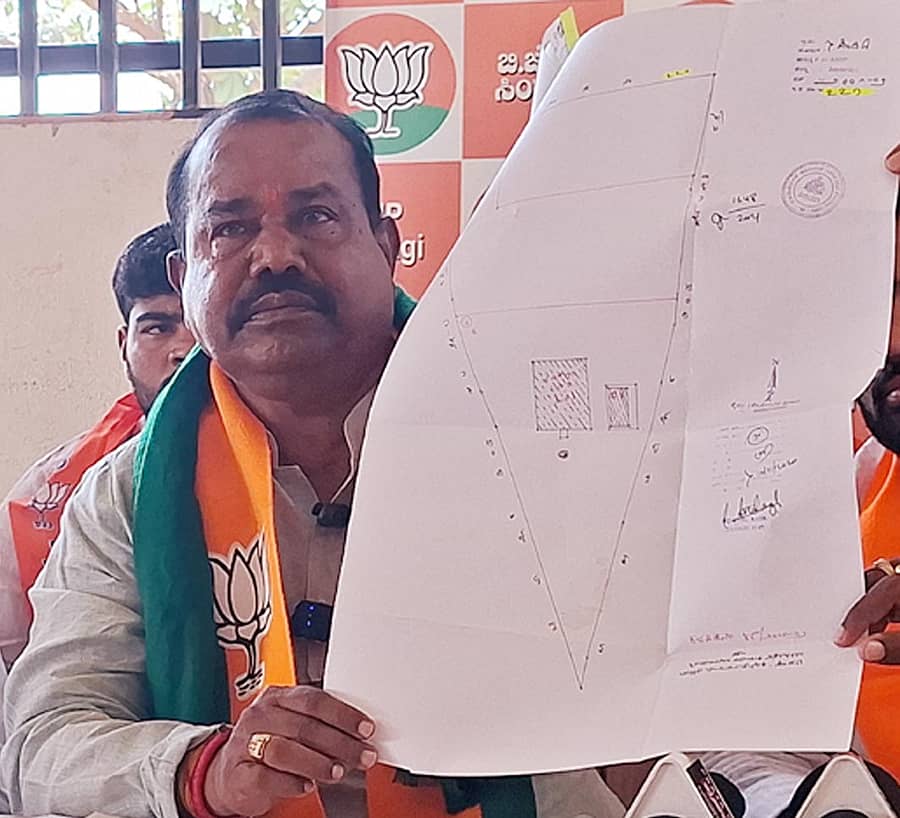 ದಾಖಲೆ ಪ್ರದರ್ಶಿಸಿದ ರಮೇಶ ಭೂಸನೂರ