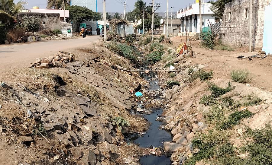 <div class="paragraphs"><p>ಗಜೇಂದ್ರಗಡ ಸಮೀಪದ ರಾಜೂರ ಗ್ರಾಮ ಪಂಚಾಯಿತಿ ವ್ಯಾಪ್ತಿಯ ದಿಂಡೂರ ಗ್ರಾಮದಲ್ಲಿ ಮುಖ್ಯ ಚರಂಡಿಯಲ್ಲಿ ಬೂದು ನೀರು ನಿರ್ವಹಣೆ ಯೋಜನೆಯಡಿ ನಿರ್ಮಿಸಿದ್ದ ಕಲ್ಲಿನ ಪಿಚ್ಚಿಂಗ್ ಕಿತ್ತು ಹೋಗಿರುವುದು</p></div>