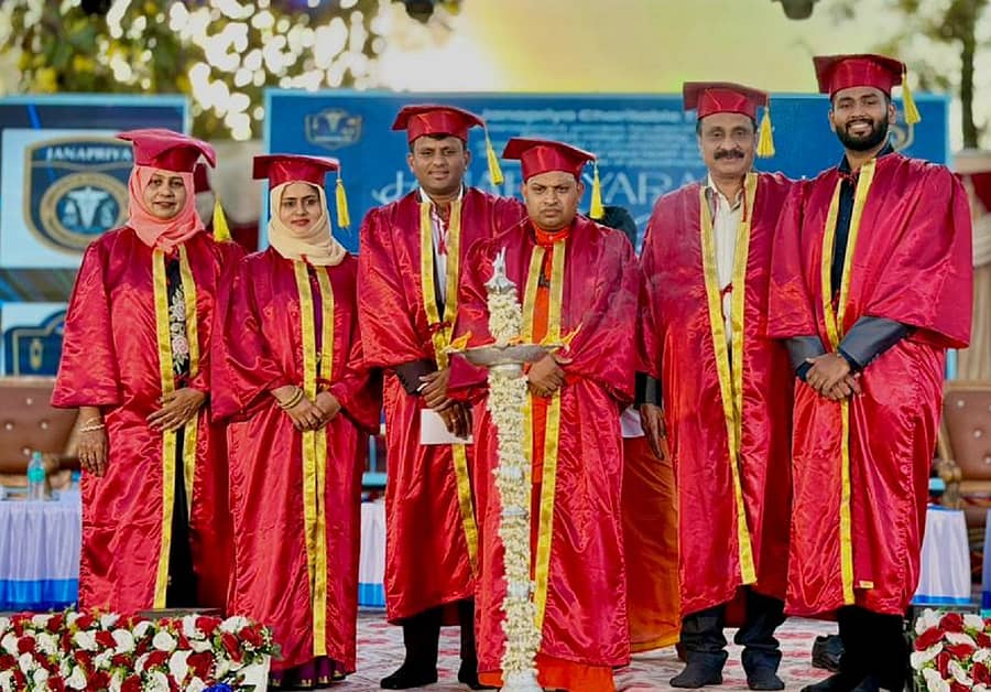 ಹಾಸನದ ಜನಪ್ರಿಯ ಪ್ಯಾರಾ ಮೆಡಿಕಲ್‌ ಕಾಲೇಜಿನಲ್ಲಿ ಪುಷ್ಪಗಿರಿ ಮಠದ ಸೋಮಶೇಖರ ಶಿವಾಚಾರ್ಯ ಸ್ವಾಮೀಜಿ, ವಿದ್ಯಾರ್ಥಿಗಳಿಗೆ ಪ್ರಮಾಣಪತ್ರ ವಿತರಿಸಿದರು.