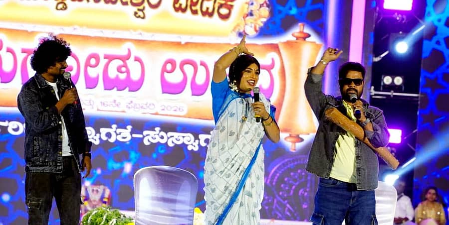 <div class="paragraphs"><p>ಕುರುಗೋಡು ಉತ್ಸವದಲ್ಲಿ ಭಾಗವಹಿಸಿದ್ದ ಕಾಮಿಡಿ ಕಿಲಾಡಿಗಳು ಖ್ಯಾತಿಯ ರಾಘವೇಂದ್ರ, ಶಿವು ಮತ್ತು ತಂಡ ಹಾಸ್ಯ ಸನ್ನಿವೇಶ ಪ್ರದರ್ಶಿಸಿದರು</p></div>