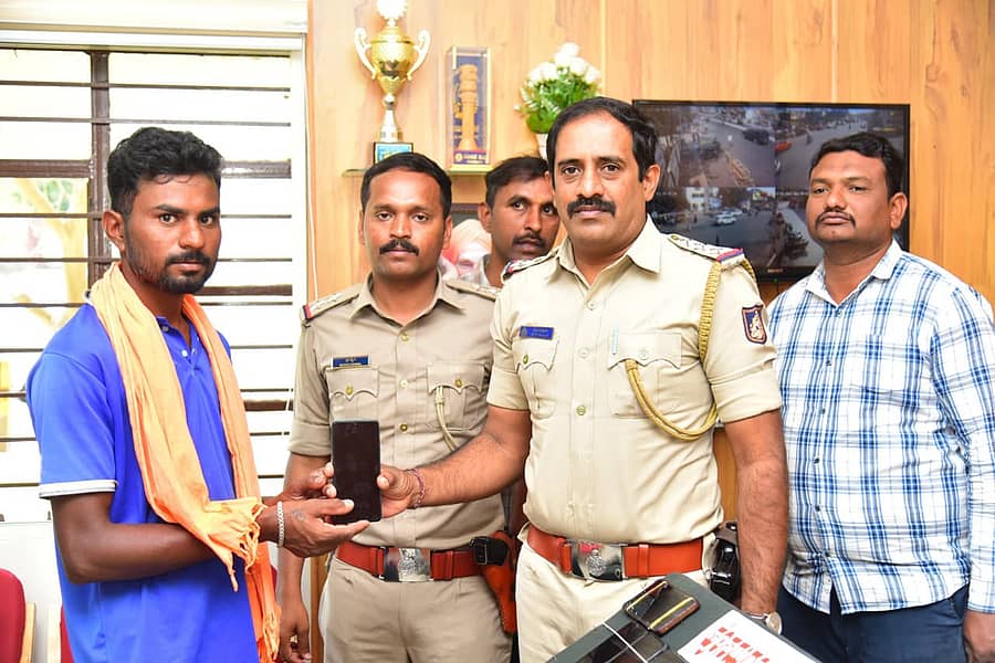 <div class="paragraphs"><p>ಹೊಸದುರ್ಗ ಪೊಲೀಸ್ ಠಾಣೆಯಲ್ಲಿ ಕಳೆದುಹೋಗಿದ್ದ ಮೊಬೈಲ್ಗಳನ್ನು ವಾರಸುದಾರರಿಗೆ ಪೊಲೀಸರು ಹಸ್ತಾಂತರಿಸಿದರು</p></div>