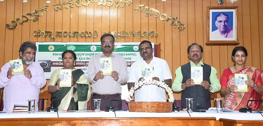 ಕಾಳು ಮೆಣಸು ಮತ್ತಿತರೆ ಸಾಂಬಾರ ಉತ್ಪನ್ನಗಳ ಸಂಸ್ಕರಣೆ, ಮೌಲ್ಯವರ್ಧನೆ, ರಫ್ತು ಕುರಿತ ಕಾರ್ಯಾಗಾರವನ್ನು ‘ಅಡಿಕೆಯಲ್ಲಿ ಅಂತರ ಬೆಳೆಯಾಗಿ ಕಾಳುಮೆಣಸು’ ಪುಸ್ತಕವನ್ನು ಜಿಲ್ಲಾಧಿಕಾರಿ ಎನ್.ಎಂ.ನಾಗರಾಜ್ ಬಿಡುಗಡೆ ಮಾಡಿದರು