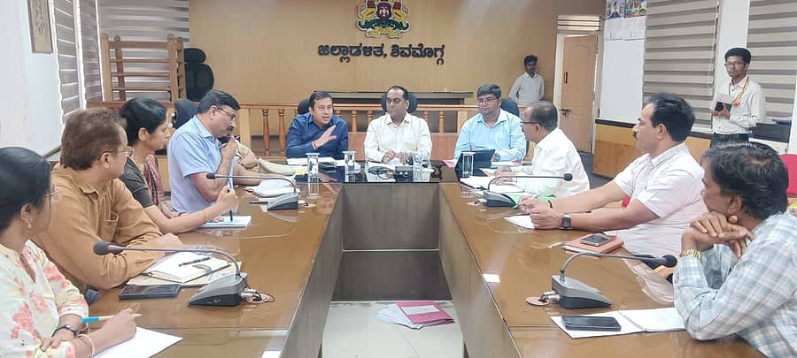 ಶಿವಮೊಗ್ಗದಲ್ಲಿ ದ್ವಿತೀಯ ಪಿಯುಸಿ ಪರೀಕ್ಷೆ ಸಿದ್ಧತೆಗೆ ಸಂಬಂಧಿಸಿದಂತೆ ಜಿಲ್ಲಾಧಿಕಾರಿ ಪ್ರಭುಲಿಂಗ ಕವಳಿಕಟ್ಟಿ ಅಧಿಕಾರಿಗಳ ಸಭೆ ನಡೆಸಿದರು