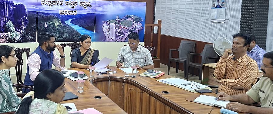 <div class="paragraphs"><p>ಮುಖ್ಯಮಂತ್ರಿ ಸಿದ್ದರಾಮಯ್ಯ ಕಾರ್ಯಕ್ರಮಕ್ಕೆ ಸಿದ್ಧತೆ ನಡೆಸುವ ಕುರಿತು ಅಧಿಕಾರಿಗಳೊಂದಿಗೆ ಜಿಲ್ಲಾಧಿಕಾರಿ ಕೆ.ಲಕ್ಷ್ಮಿಪ್ರಿಯಾ ಸಭೆ ನಡೆಸಿದರು.</p></div>