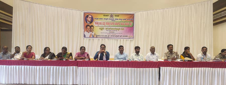 ಬಂಗಾರಪೇಟೆಯ ಆರ್.ಆರ್.ಕನ್ವೆನ್ಷನ್ ಹಾಲ್ನಲ್ಲಿ ನಡೆದ ಪರಿಶಿಷ್ಟ ಜಾತಿ ಮತ್ತು ಪಂಗಡದವರ ಕುಂದುಕೊರತೆ ಸಭೆಯಲ್ಲಿ ಶಾಸಕ ಎಸ್.ಎನ್.ನಾರಾಯಣಸ್ವಾಮಿ ಮಾತನಾಡಿದರು