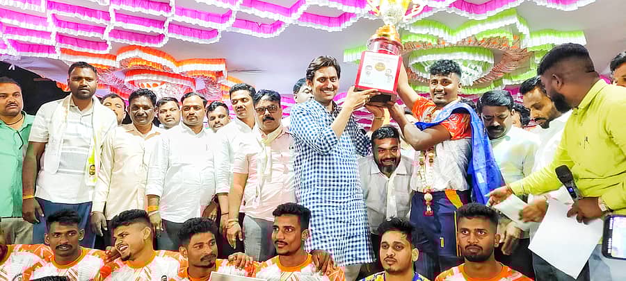 ಕಾಗವಾಡ ತಾಲ್ಲೂಕಿನ ಐನಾಪೂರದಲ್ಲಿ ನಡೆದ ಕಬಡ್ಡಿ ಪಂದ್ಯದಲ್ಲಿ ಪ್ರಥಮ ಸ್ಥಾನ ಪಡೆದ ಬೆಳಗಾವಿ ತಂಡಕ್ಕೆ ಮುಖಂಡ ಚಿದಾನಂದ ಸವದಿ ಬಹುಮಾನ ವಿತರಿಸಿದರು