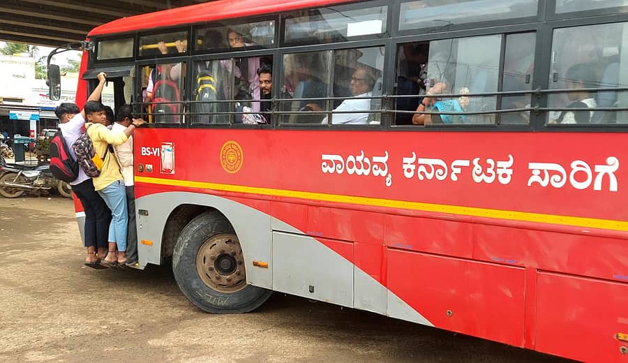 ಶಿಗ್ಗಾವಿಯಲ್ಲಿ ಬಸ್‌ನಲ್ಲಿ ಜೋತು ಬಿದ್ದು ಪ್ರಯಾಣಿಸುತ್ತಿರುವ ಜನರು