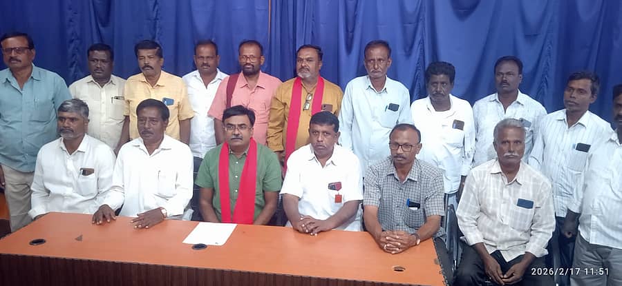 ಚಿಕ್ಕಬಳ್ಳಾಪುರದಲ್ಲಿ ನಡೆದ ಮಾಧ್ಯಮಗೋಷ್ಠಿಯಲ್ಲಿ ಸಿಪಿಎಂ ಮುಖಂಡ ಡಾ.ಅನಿಲ್ ಕುಮಾರ್ ಮಾತನಾಡಿದರು