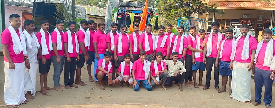 <div class="paragraphs"><p>ರಾಣೆಬೆನ್ನೂರು ತಾಲ್ಲೂಕಿನ ವಡೆರಾಯನಹಳ್ಳಿ ಗ್ರಾಮದ ಯುವಕರು ವಿಜಯನಗರ ಜಿಲ್ಲೆ ಕುರುವತ್ತಿ ಬಸವೇಶ್ವರ ಜಾತ್ರಾ ಮಹೋತ್ಸವಕ್ಕೆ ಪಾದಯಾತ್ರೆ ಆರಂಭಿಸಿದರು </p></div>