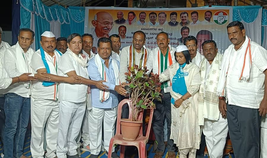 ಹೂವಿನಹಡಗಲಿ ತಾಲ್ಲೂಕು ಇಟ್ಟಿಗಿಯಲ್ಲಿ ‘ಮನರೇಗಾ ಉಳಿಸಿ’ ಪಾದಯಾತ್ರೆಯ ಬಹಿರಂಗ ಸಭೆಯನ್ನು ಮಾಜಿ ಸಚಿವ ಪಿ.ಟಿ.ಪರಮೇಶ್ವರನಾಯ್ಕ ಉದ್ಘಾಟಿಸಿದರು