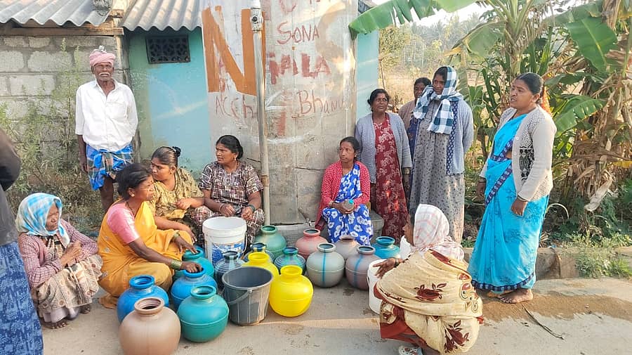 <div class="paragraphs"><p>ಹಾಸನ ತಾಲ್ಲೂಕಿನ ಹರಿಹರಪುರ ಗ್ರಾಮದಲ್ಲಿ ಮಹಿಳೆಯರು ನೀರಿಗಾಗಿ ಕೊಡ ಇಟ್ಟು ಕಾಯುತ್ತಿರುವುದು</p></div>