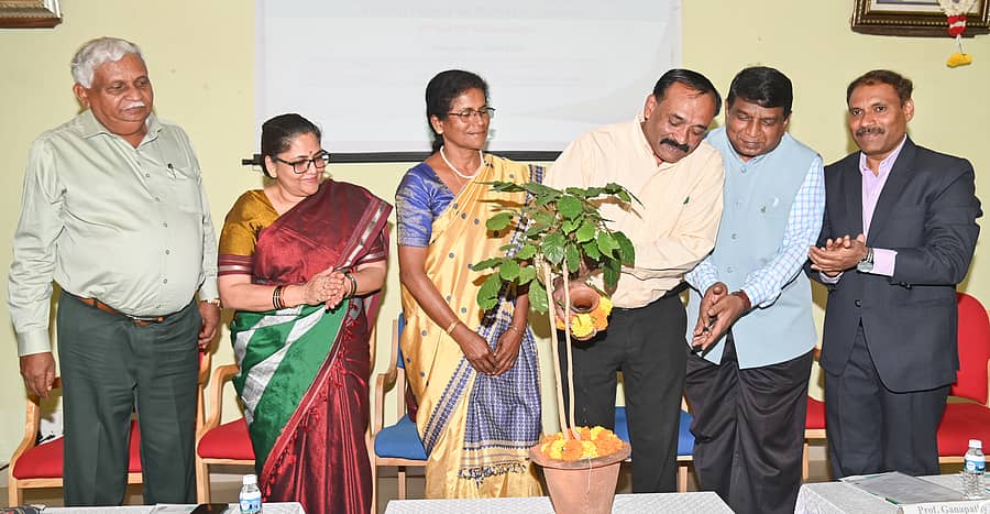 <div class="paragraphs"><p>ಮಾನಸಗಂಗೋತ್ರಿಯ ಅಭಿವೃದ್ಧಿ ಅಧ್ಯಯನ ಸಂಸ್ಥೆಯಲ್ಲಿ ಮಂಗಳವಾರ ಆಯೋಜಿಸಿದ್ದ ವಿಚಾರ ಸಂಕಿರಣವನ್ನು ಪರೀಕ್ಷಾಂಗ ಕುಲಸಚಿವ ಪ್ರೊ.ಎನ್.ನಾಗರಾಜ ಉದ್ಘಾಟಿಸಿದರು </p></div>