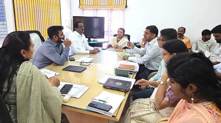 ಪೊಮ್ಮಲ ಸುನೀಲ್‌ಕುಮಾರ್‌, ಎಸ್‌. ಮುನಿರಾಜು ಅವರು ಅಧಿಕಾರಿಗಳೊಂದಿಗೆ ಸಭೆ ನಡೆಸಿದರು