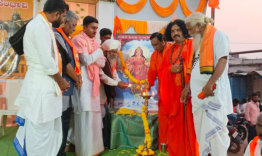 ಕೆಂಭಾವಿ ಪಟ್ಟಣದ ಪುರಸಭೆ ಆವರಣದಲ್ಲಿ ಮಂಗಳವಾರ ಸಂಜೆ ವಿರಾಟ ಹಿಂದೂ ಸಮ್ಮೇಳನಾ ಆಯೋಜನಾ ಸಮಿತಿ ವತಿಯಿಂದ ಆಯೋಜಿಸಿದ್ದ ವಿರಾಟ್ ಹಿಂದೂ ಸಮಾವೇಶವನ್ನು ತಾಳಿಕೋಟೆ ಖಾಸ್ಗತೇಶ್ವರ ಮಠದ ಸಿದ್ಧಲಿಂಗ ದೇವರು ಉದ್ಘಾಟಿಸಿದರು