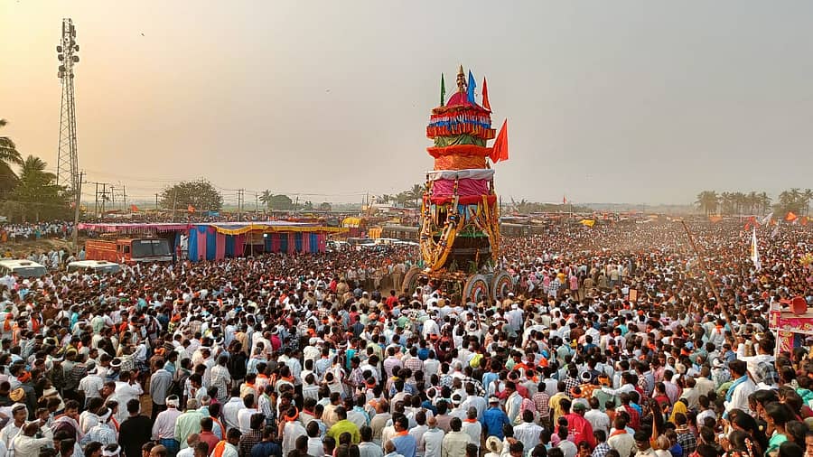 <div class="paragraphs"><p>ಹೂವಿನಹಡಗಲಿ ತಾಲ್ಲೂಕು ಕುರುವತ್ತಿ ಸುಕ್ಷೇತ್ರದಲ್ಲಿ ಬಸವೇಶ್ವರ, ಮಲ್ಲಿಕಾರ್ಜುನ ಸ್ವಾಮಿ ರಥೋತ್ಸವ ವಿಜೃಂಭಣೆಯಿಂದ ಜರುಗಿತು</p></div>