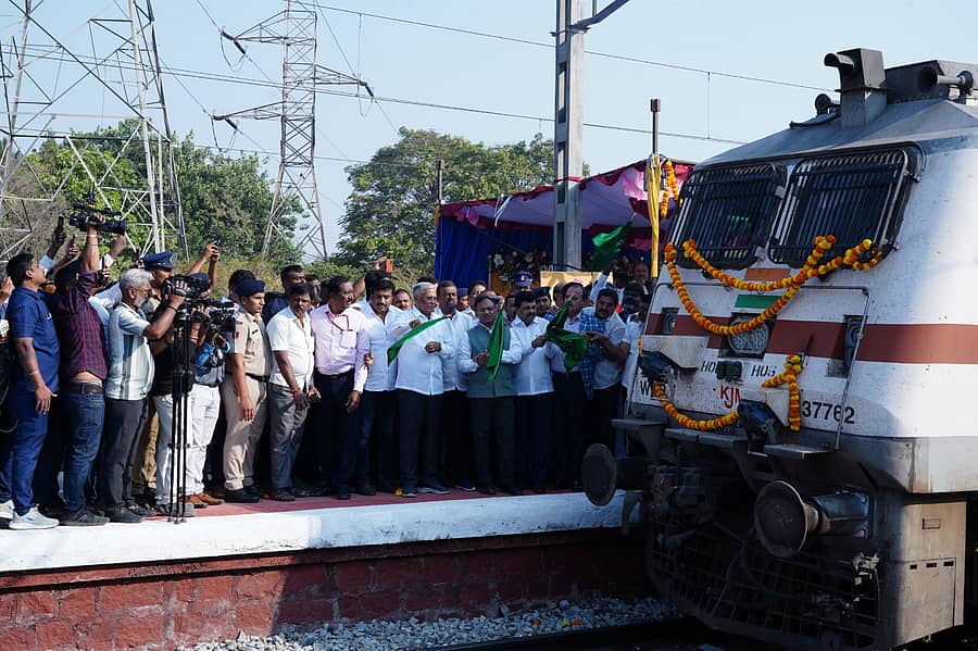 ನಾಯಂಡಹಳ್ಳಿಯ ರೈಲು ನಿಲ್ದಾಣದಲ್ಲಿ ನಾಲ್ಕು ಎಕ್ಸ್‌ಪ್ರೆಸ್‌ ರೈಲುಗಳ ನಿಲುಗಡೆಗೆ ಸಚಿವ ವಿ.ಸೋಮಣ್ಣ ಅವರು ಮಂಗಳವಾರ ಹಸಿರು ನಿಶಾನೆ ತೋರಿದರು
