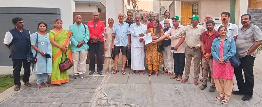 ಚಾಮುಂಡಿ ಬೆಟ್ಟದ ಸಂರಕ್ಷಣೆಗೆ ಒತ್ತಾಯಿಸಿ ‘ಪರಿಸರಕ್ಕಾಗಿ ನಾವು’ ಸೇರಿದಂತೆ ವಿವಿಧ ಸಂಘಟನೆಗಳ ಸದಸ್ಯರು ಶಾಸಕ ಜಿ.ಟಿ. ದೇವೇಗೌಡ ಅವರಿಗೆ ಮಂಗಳವಾರ ಮನವಿ ಸಲ್ಲಿಸಿದರು