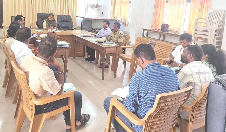 ನರಸಿಂಹರಾಜಪುರದ ತಾಲ್ಲೂಕು ಕಚೇರಿಯಲ್ಲಿ ಬಾಲಕಾರ್ಮಿಕ ಕಾರ್ಯಪಡೆಯ ಸಭೆ ತಹಶೀಲ್ದಾರ್ ನೂರುಲ್ ಹುದಾ ಅಧ್ಯಕ್ಷತೆಯಲ್ಲಿ ನಡೆಯಿತು