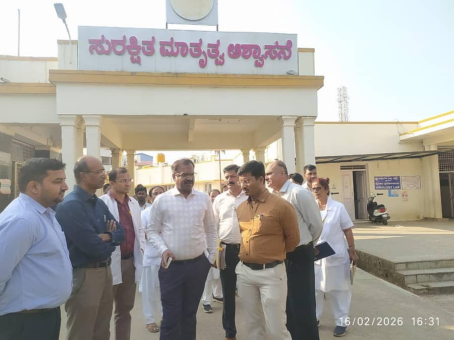 ಜಿಲ್ಲಾ ಆಸ್ಪತ್ರೆಗೆ ಜಿಲ್ಲಾಧಿಕಾರಿ ಎನ್.ಎಂ.ನಾಗರಾಜ್ ಅವರು ದಿಢೀರ್ ಭೇಟಿ ನೀಡಿ ಪರಿಶೀಲನೆ ನಡೆಸಿದರು